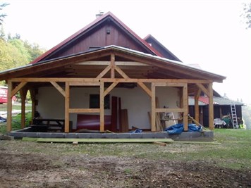 Dřevěná pergola s tesařským krovem u rodinného domu Dřevěná pergola s tesařským krovem u rodinného domu