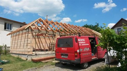 Dřevěný krov přístavby rodinného domu a firemní dodávka Dřevěný krov přístavby rodinného domu a firemní dodávka