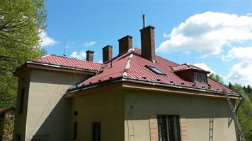 Dům s červenou taškovou střechou, vikýři a komíny Dům s červenou taškovou střechou, vikýři a komíny