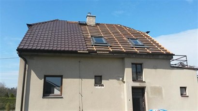 Dům s rozpracovanou taškovou střechou a střešními okny Dům s rozpracovanou taškovou střechou a střešními okny