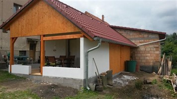 Kůlna s novou taškovou střechou a okapovým žlabem Kůlna s novou taškovou střechou a okapovým žlabem