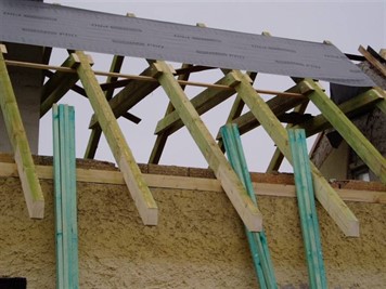 Montáž dřevěného krovu na obvodovou zeď domu Montáž dřevěného krovu na obvodovou zeď domu