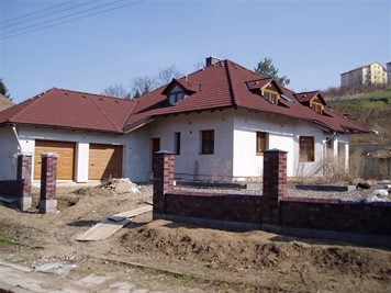 Novostavba rodinného domu s červenou taškovou střechou a vikýři Novostavba rodinného domu s červenou taškovou střechou a vikýři