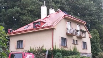 Rodinný dům s červenorůžovou střechou a balkonem Rodinný dům s červenorůžovou střechou a balkonem