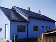 Rodinný dům s novou tmavou taškovou střechou