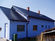 Rodinný dům s novou tmavou taškovou střechou