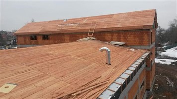 Střecha pokrytá dřevěným bedněním s prostupem pro odvětrání Střecha pokrytá dřevěným bedněním s prostupem pro odvětrání