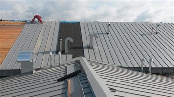 Střecha z plechové falcované krytiny se střešními prostupy Střecha z plechové falcované krytiny se střešními prostupy